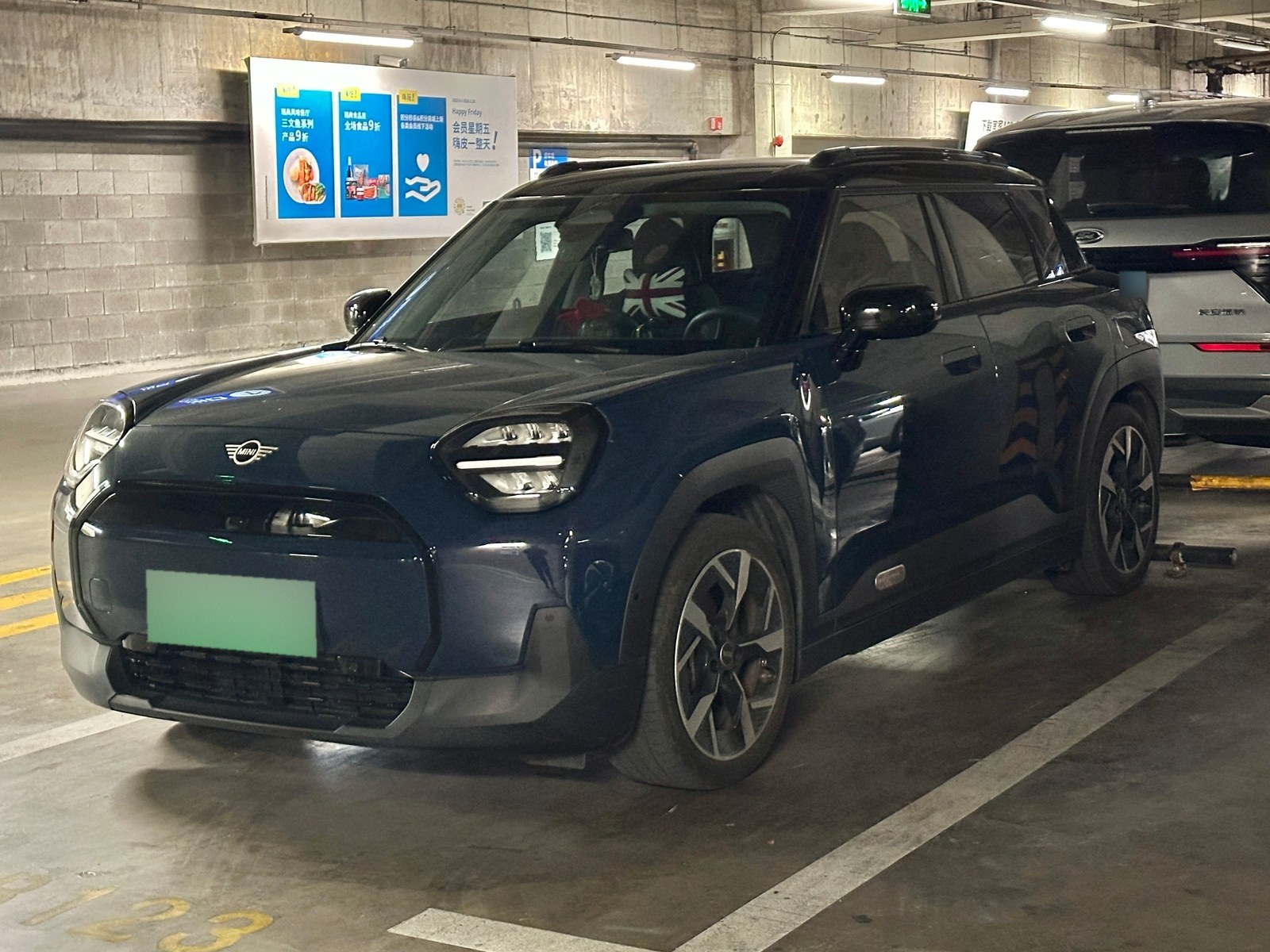 Mini Aceman blu scuro, vista anteriore di tre quarti in un parcheggio