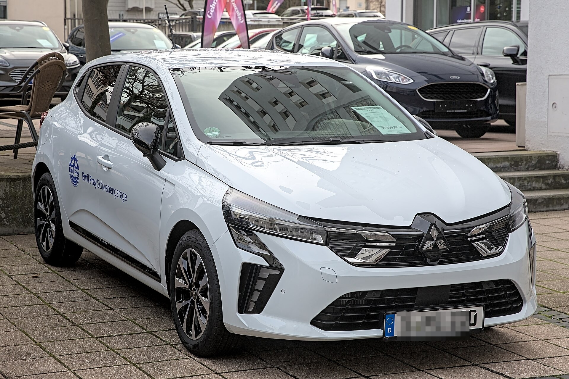 Mitsubishi Colt di settima generazione vista di tre quarti anteriore