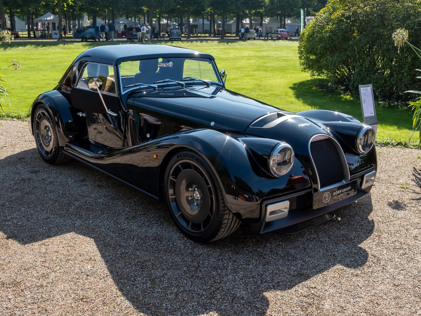 Morgan Supersport blu scuro, vista anteriore di tre quarti in un parco