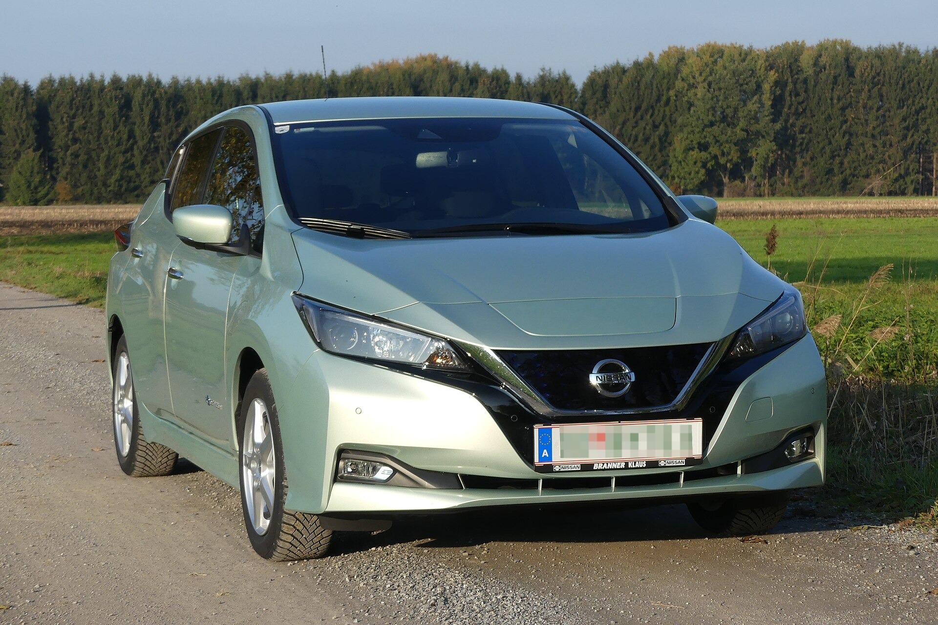 Nissan Leaf ZE1 del 2018 vista frontale