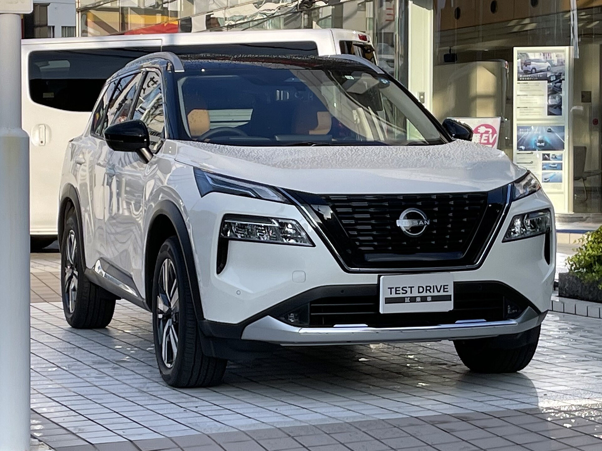 Nissan X-Trail e-Power e-4orce di colore bianco vista frontale