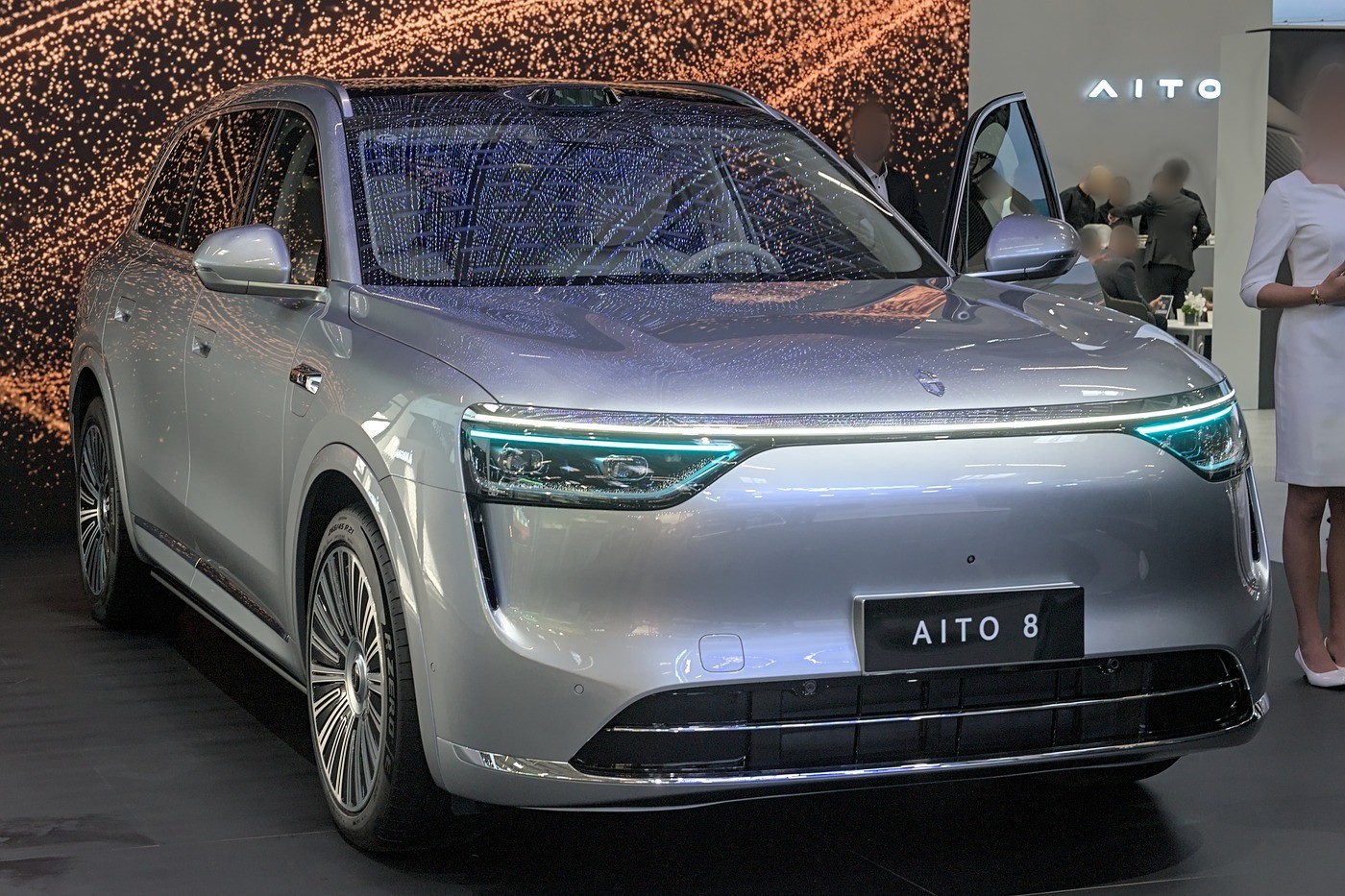 AITO M8 grigio argento al salone di Monaco, vista di tre quarti anteriore