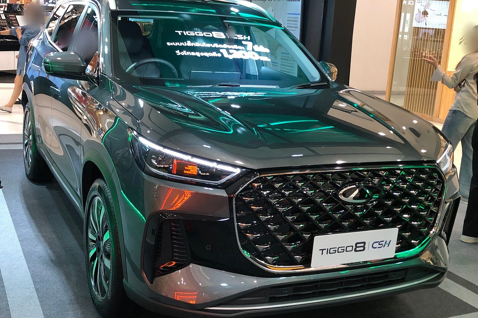 Chery Tiggo 8 CSH verde scuro, vista di tre quarti anteriore