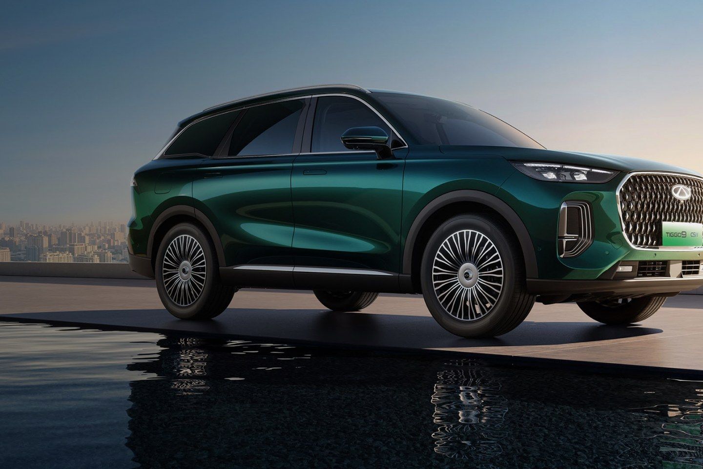 Chery Tiggo 9 CSH verde, vista di tre quarti anteriore