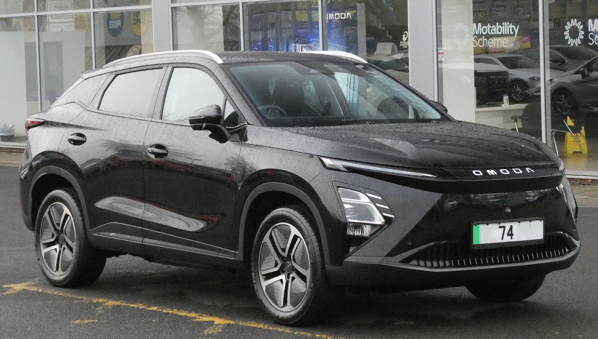 Omoda E5 elettrica di colore nero, vista frontale