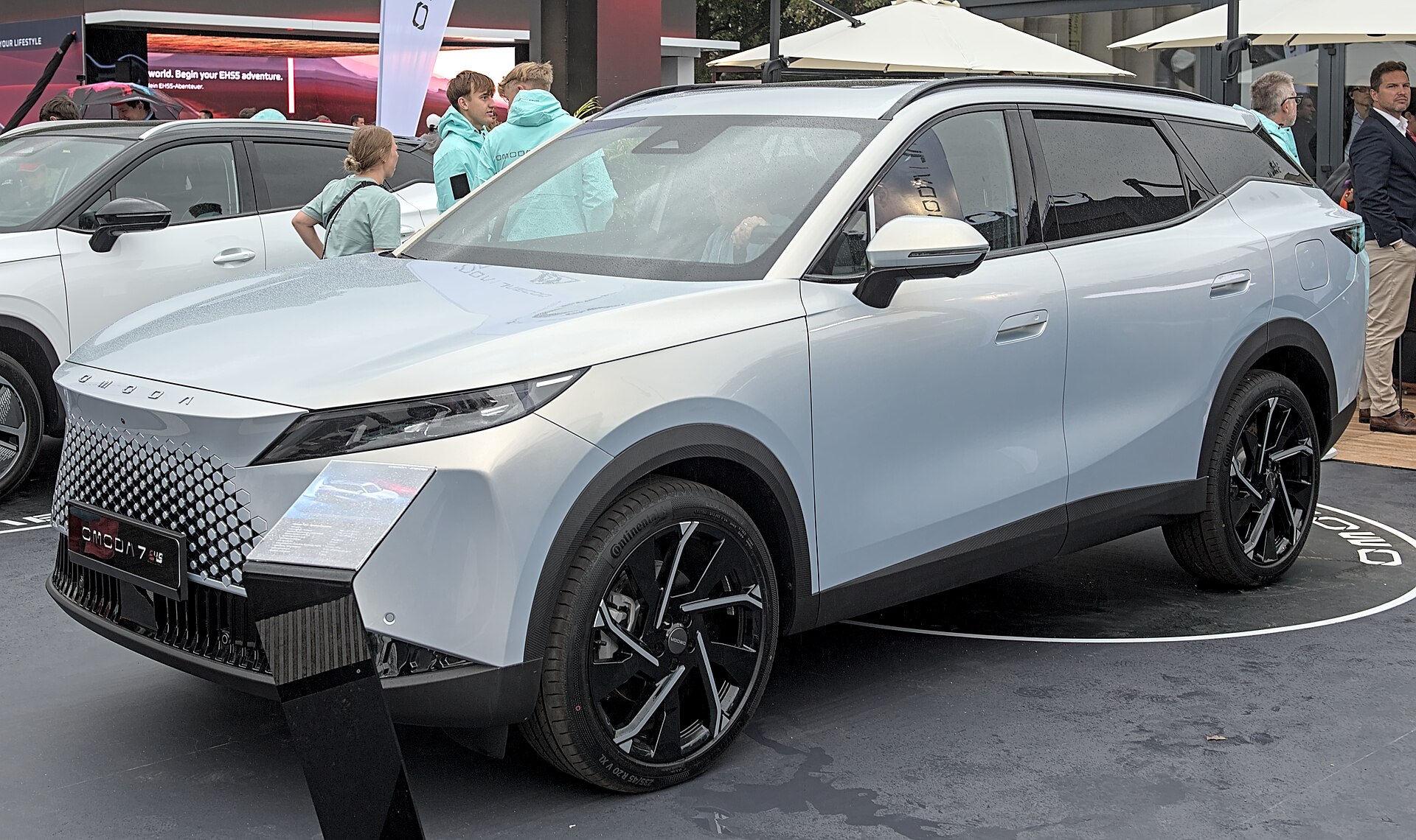 Omoda 7 SHS grigia esposta al salone IAA Mobility 2025 di Monaco, vista di tre quarti anteriore