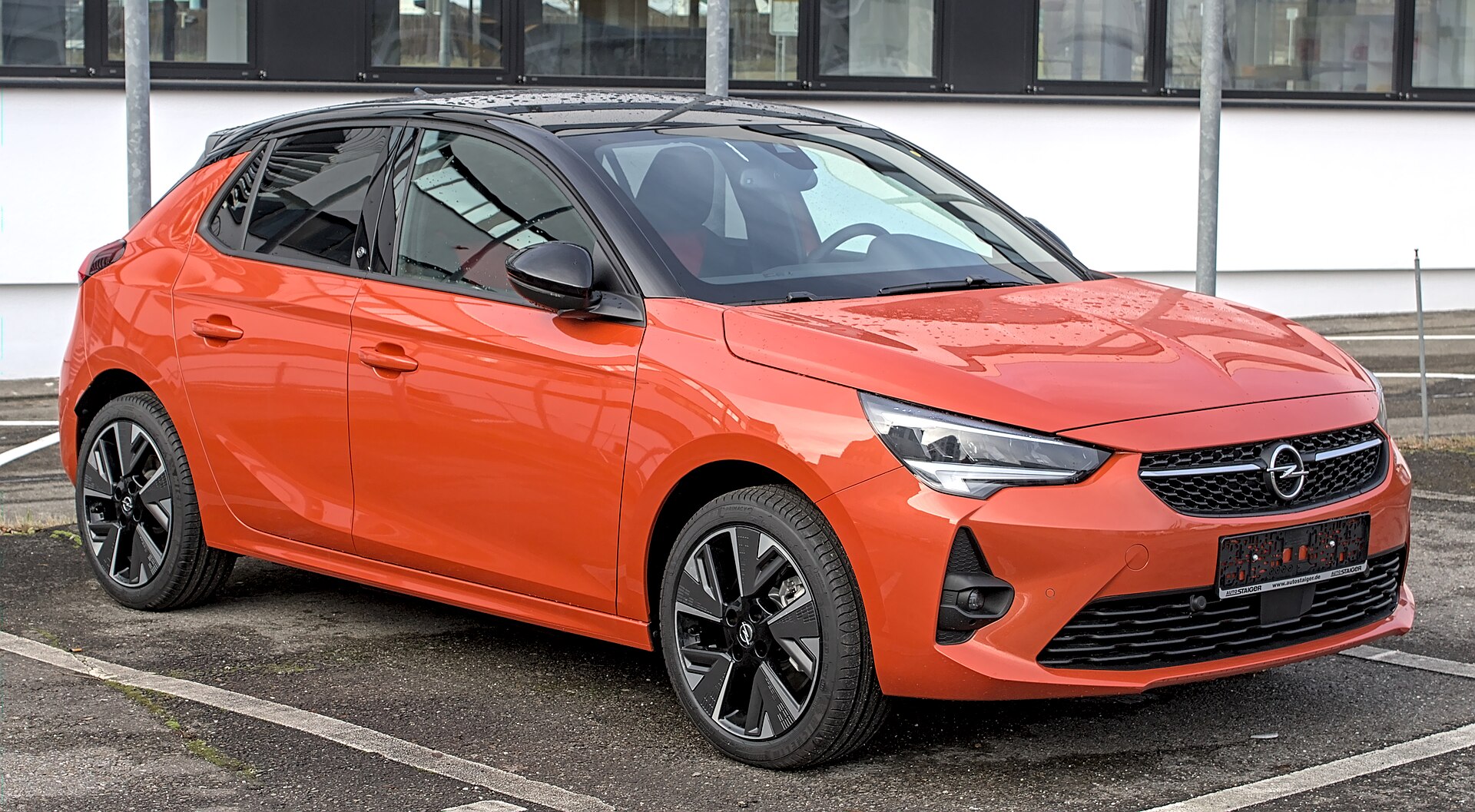 Opel Corsa F arancione, vista esterna di tre quarti anteriore