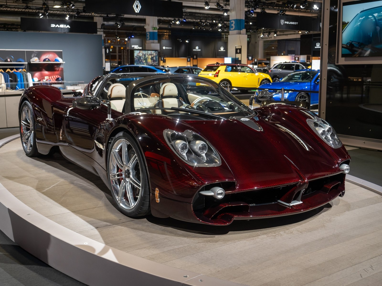 Pagani Utopia Roadster rosso scuro, vista anteriore di tre quarti su una pedana
