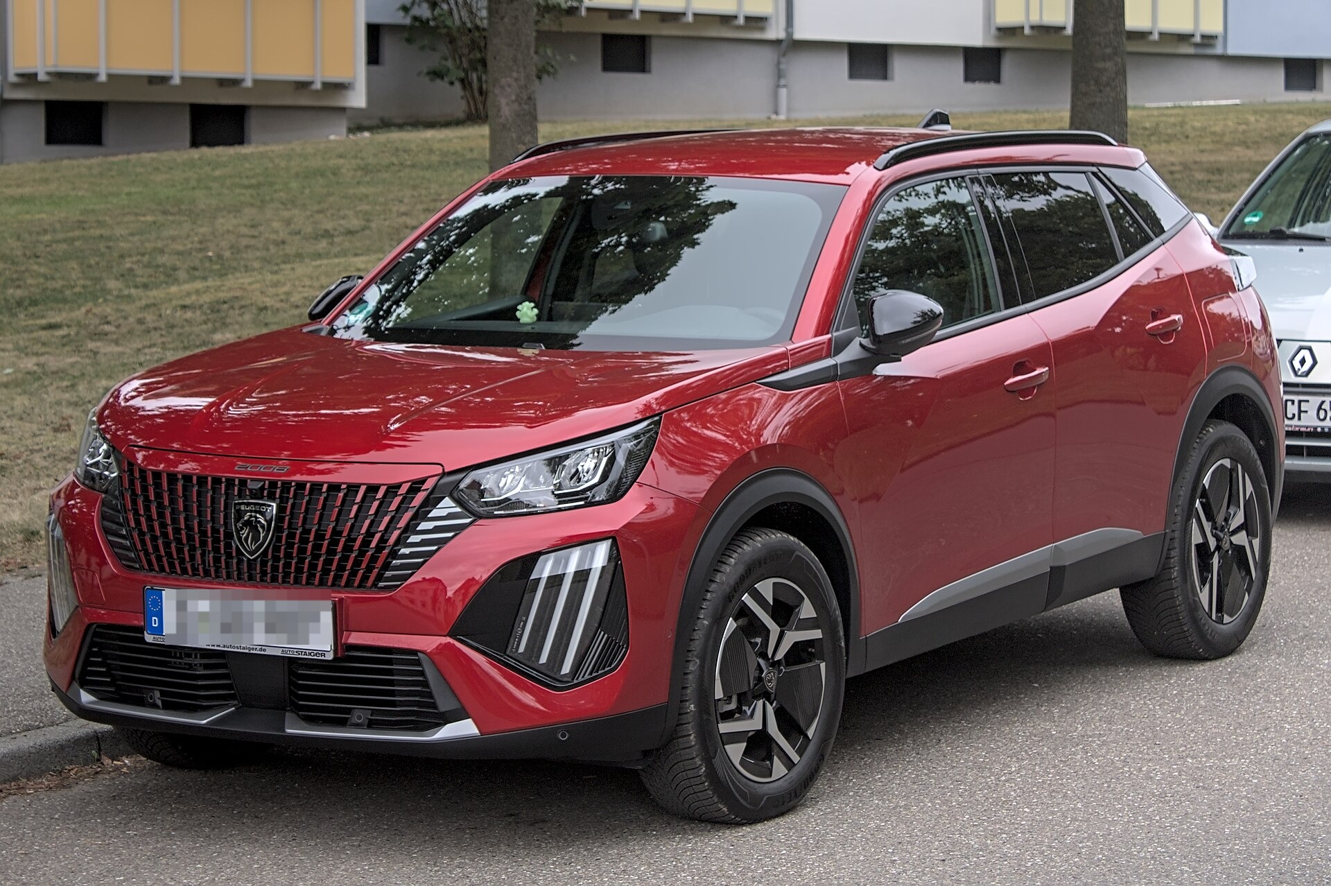 Peugeot 2008 restyling di colore rosso, vista anteriore tre quarti sinistro