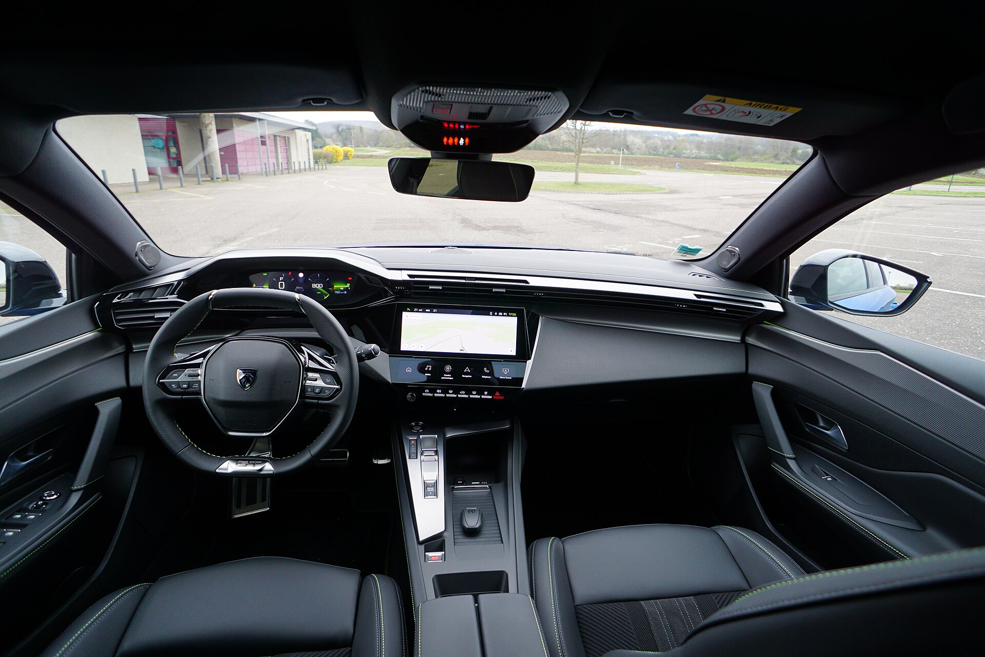 Peugeot 308 di terza generazione vista di tre quarti anteriore