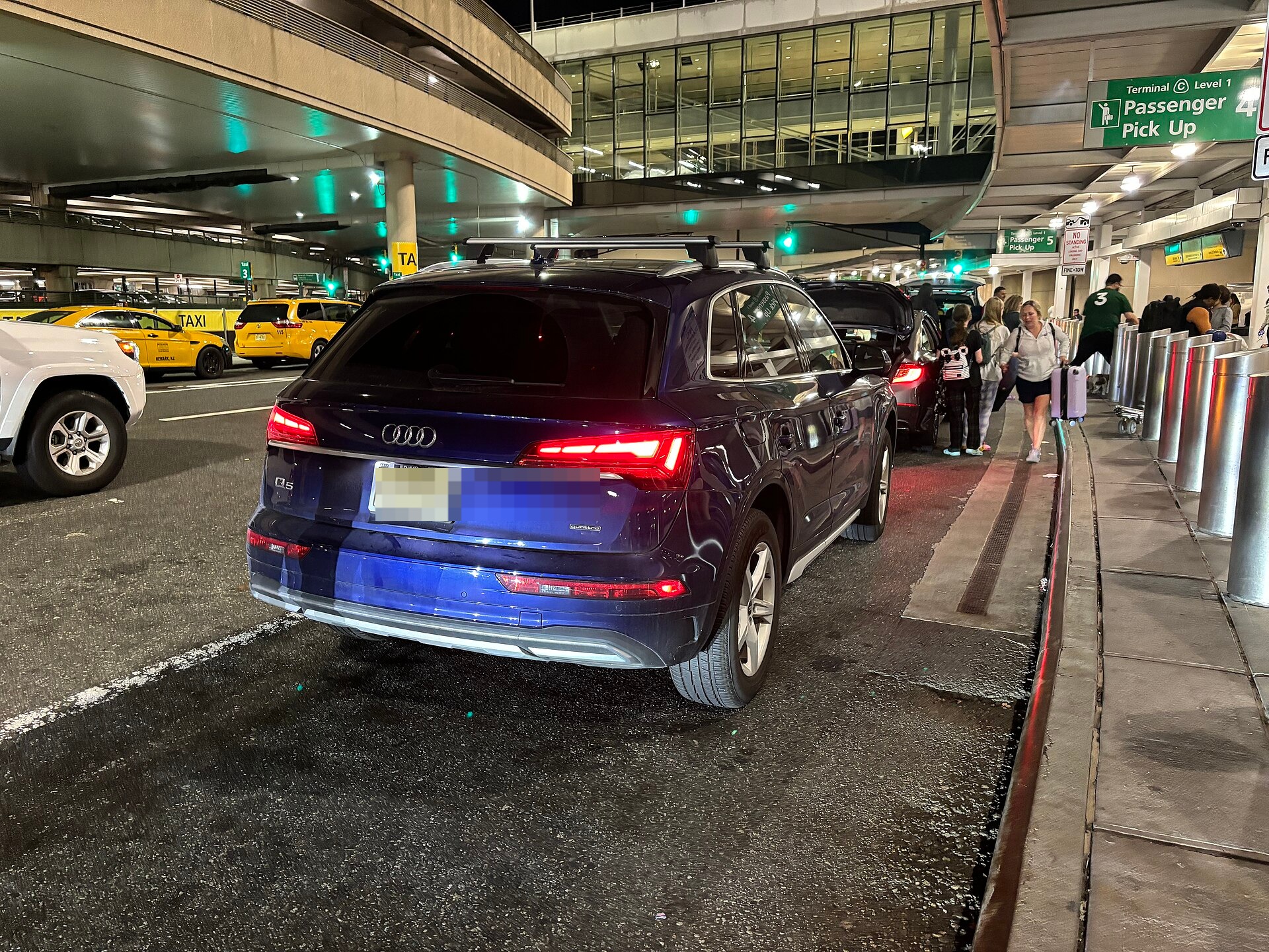 Audi Q5 SUV vista di tre quarti anteriore in un parcheggio