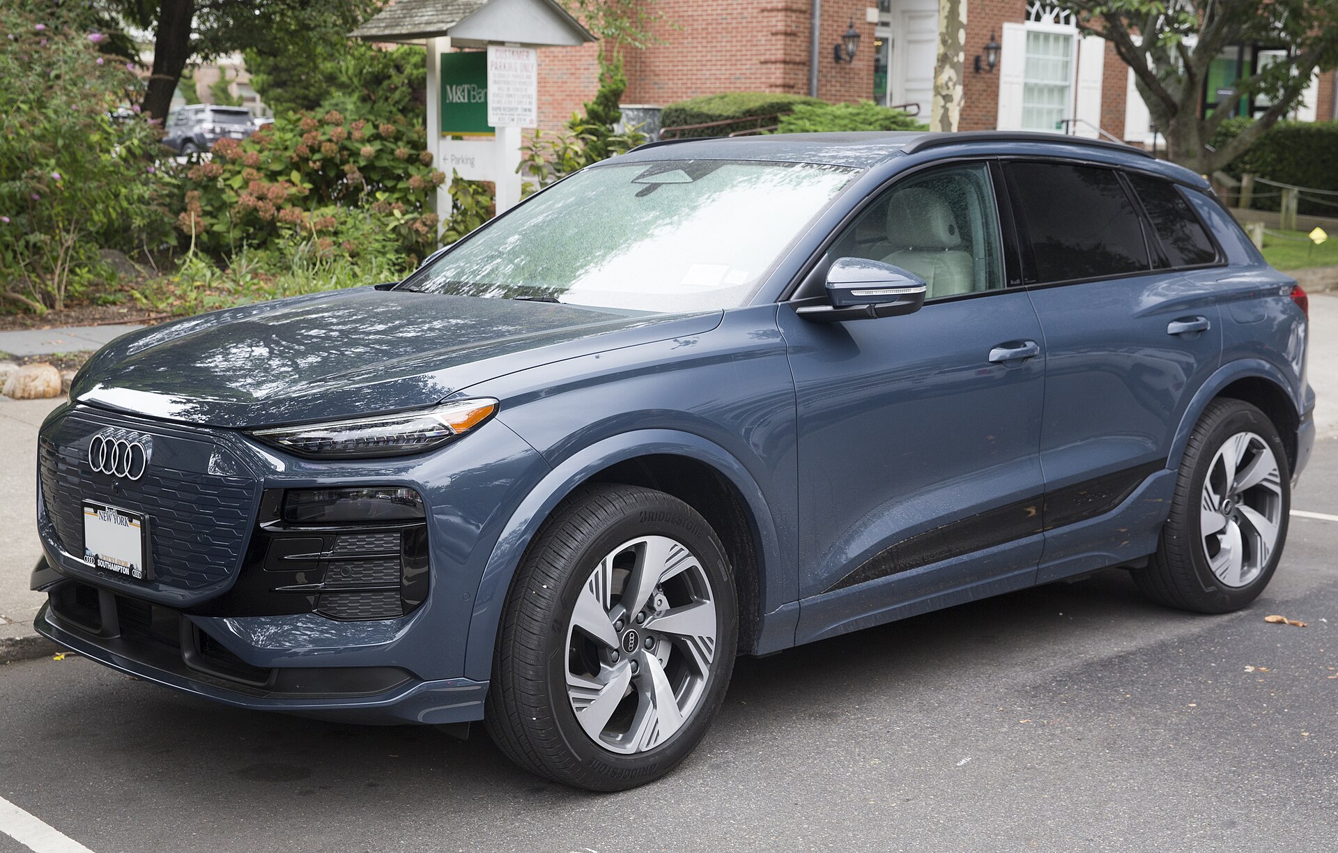 Audi Q6 e-tron quattro Premium Plus di colore blu Plasma, vista anteriore di tre quarti sinistra