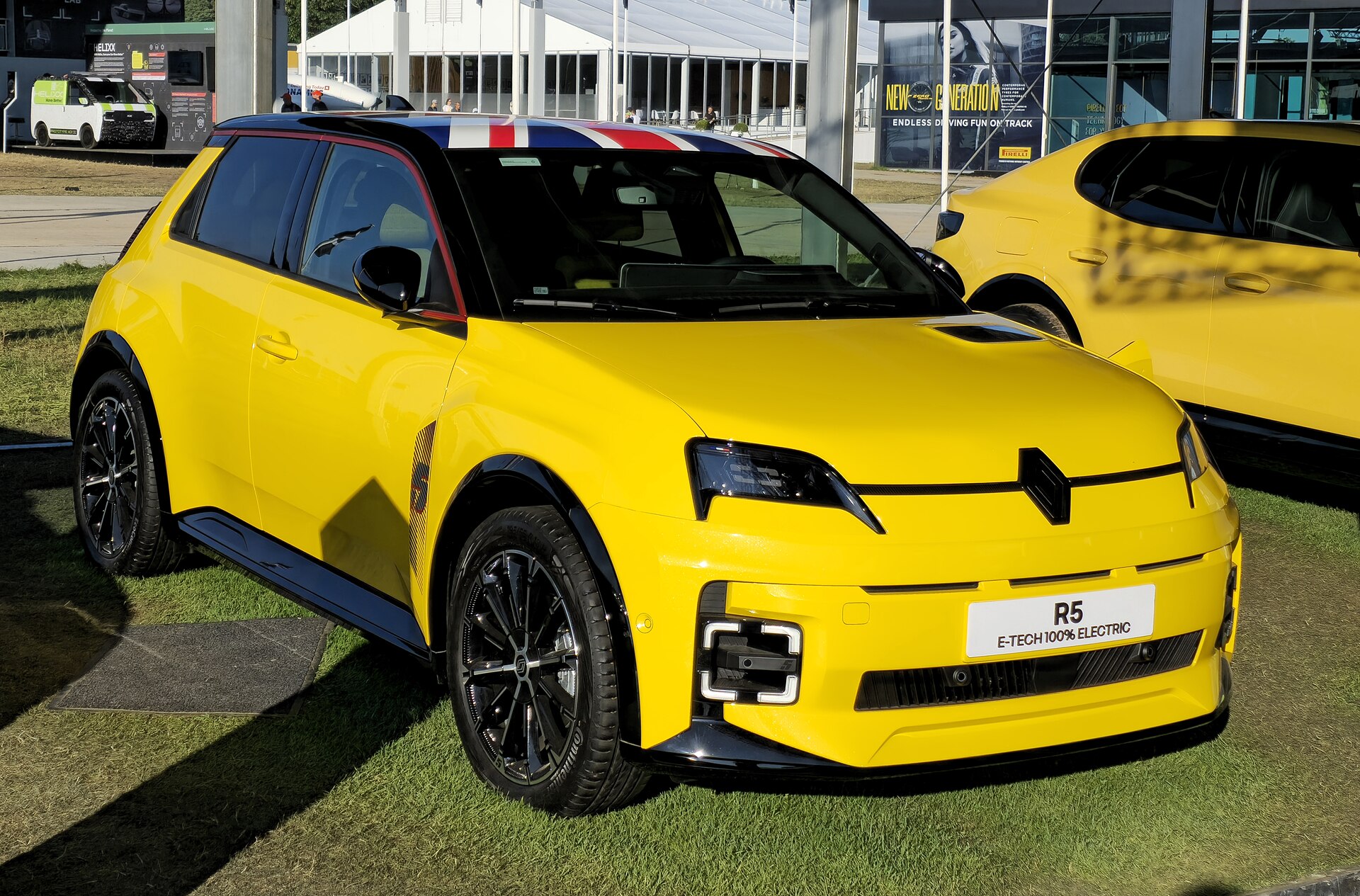 Renault 5 E-Tech elettrica in esposizione, vista esterna