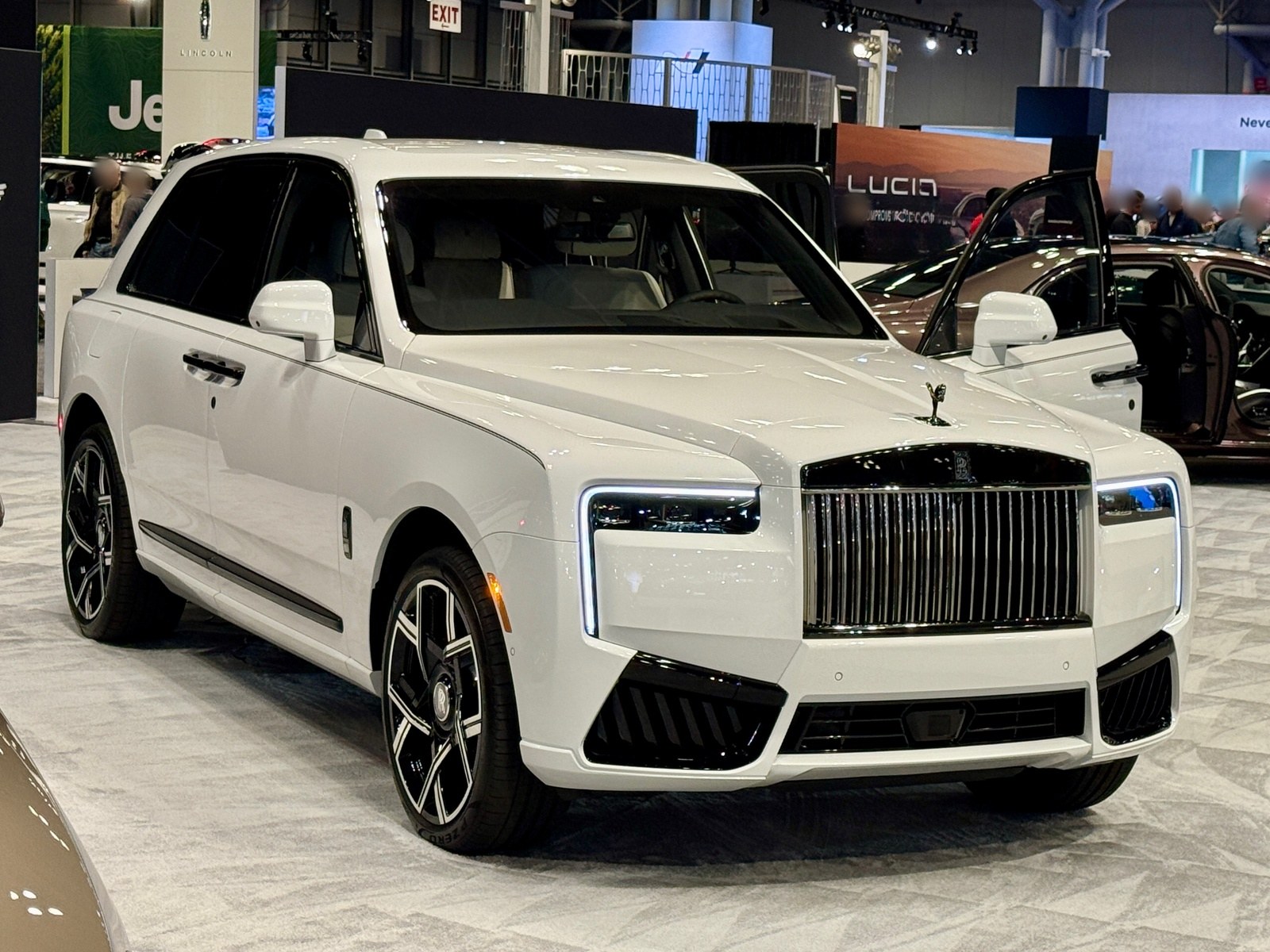 Rolls-Royce Cullinan Series II bianca, vista anteriore di tre quarti al salone