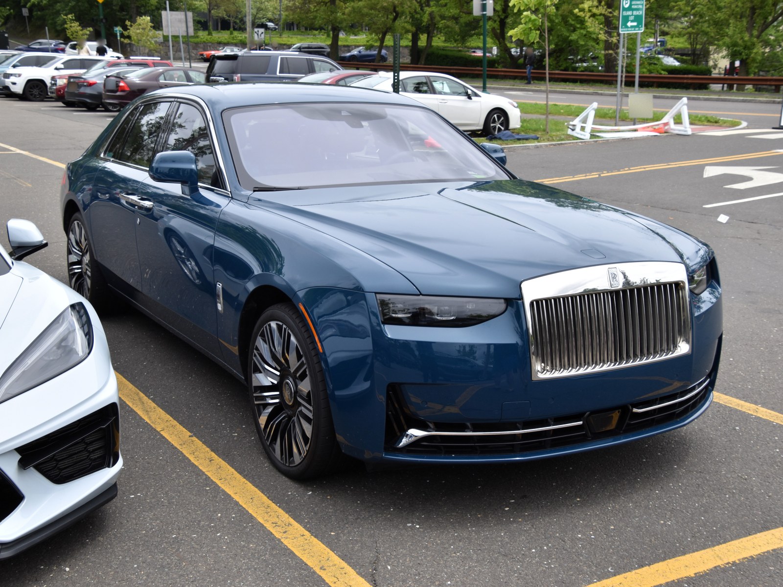 Rolls-Royce Ghost blu, vista anteriore di tre quarti in un parcheggio
