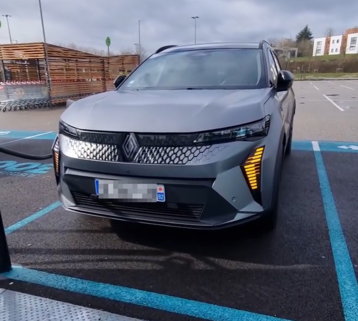 Renault Scenic E-Tech elettrica di quinta generazione, vista tre quarti anteriore