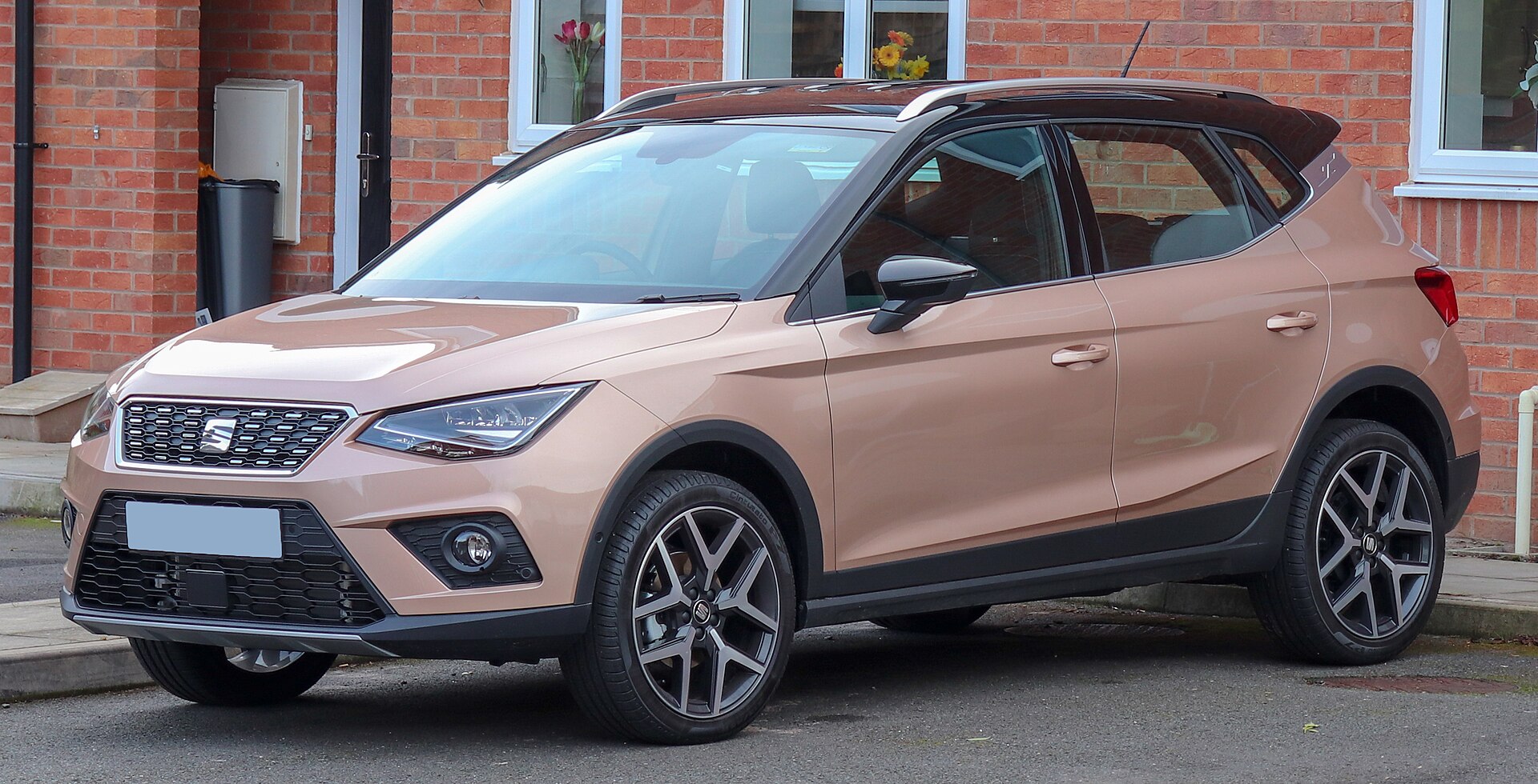 SEAT Arona vista di tre quarti anteriore