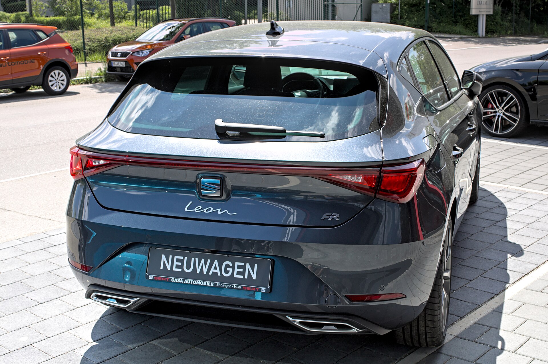 SEAT Leon di quarta generazione, berlina compatta grigia, vista di tre quarti anteriore