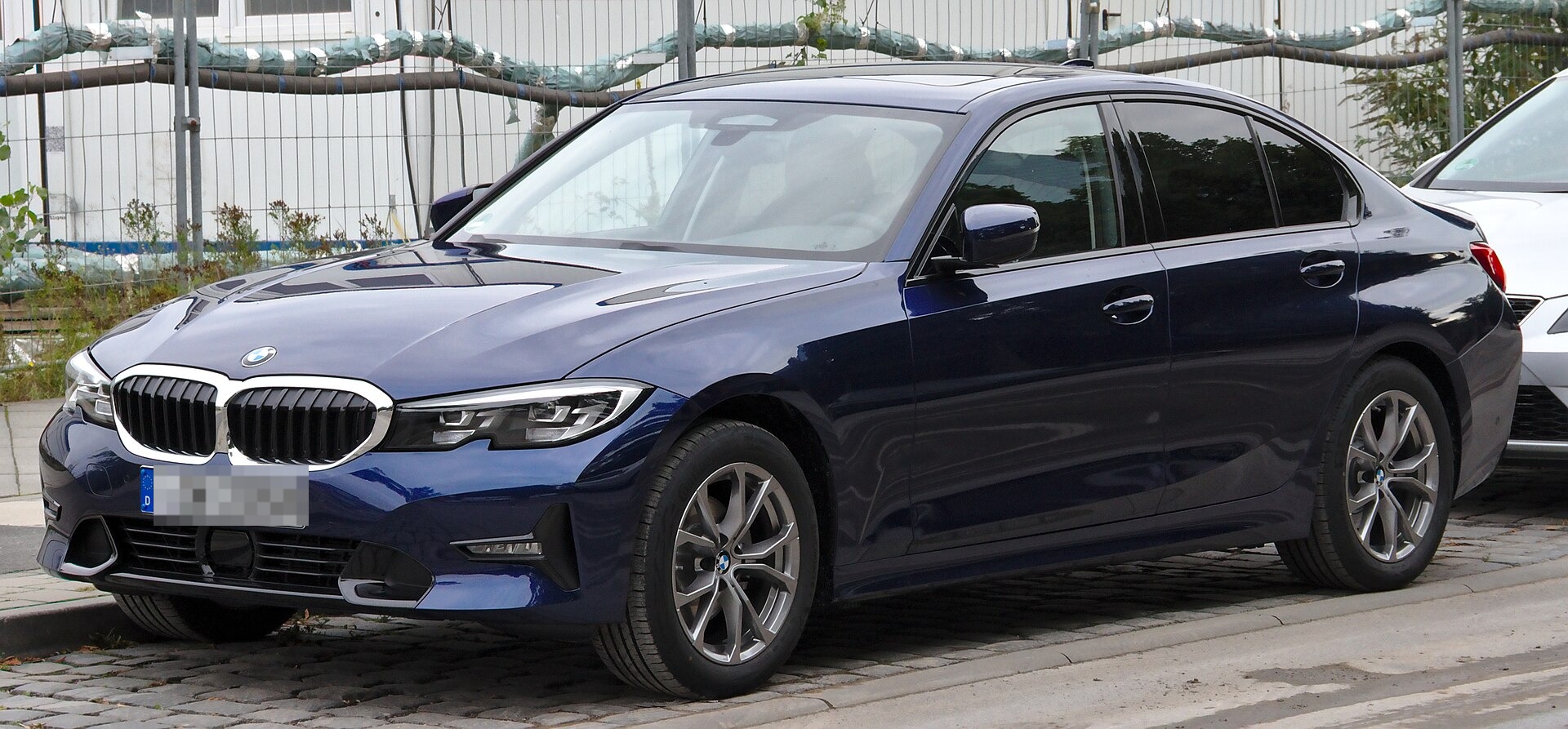 BMW Serie 3 berlina (G20) di colore blu fotografata su strada