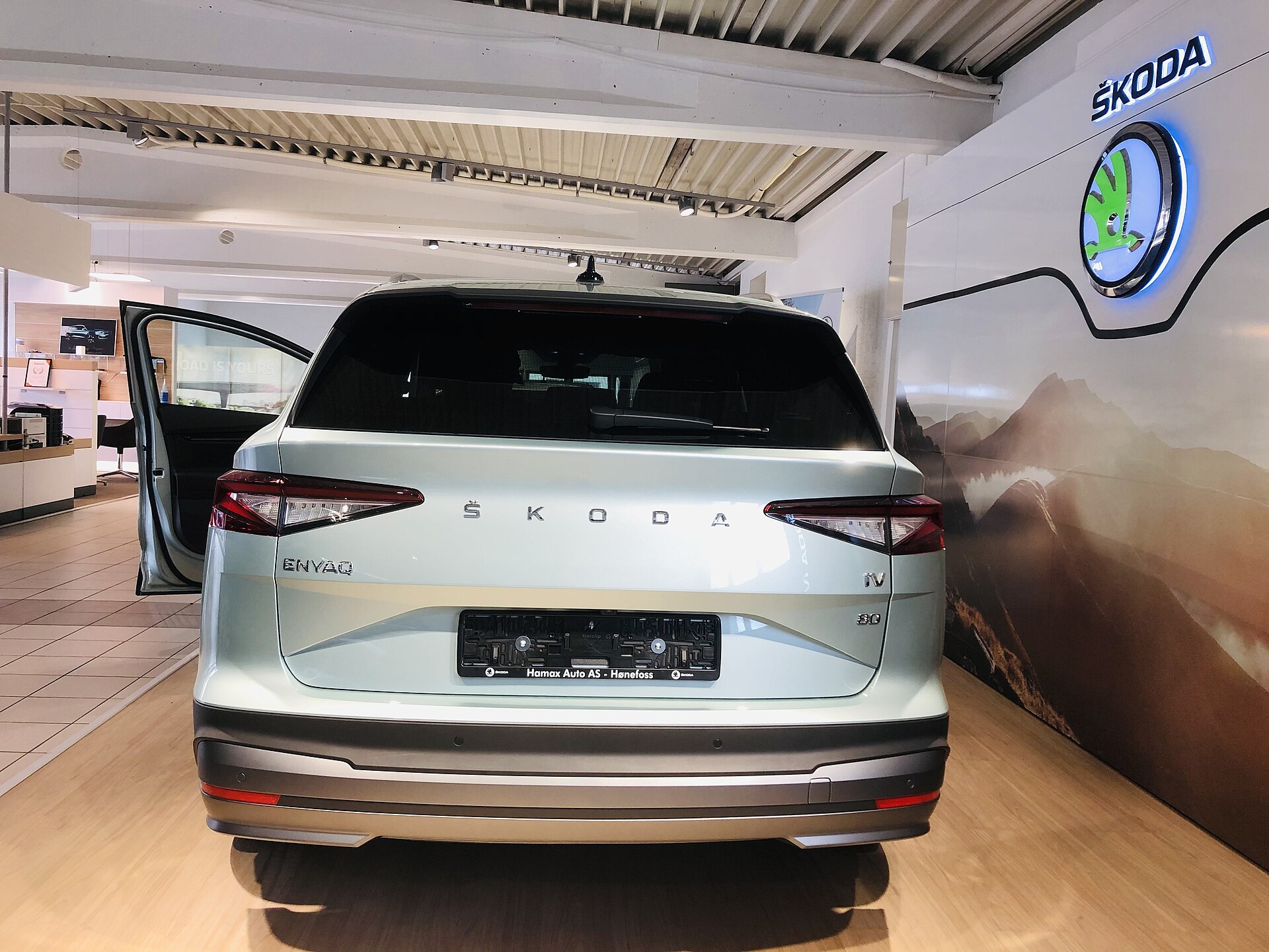 Škoda Enyaq, SUV elettrico, di colore argento metallizzato vista di tre quarti