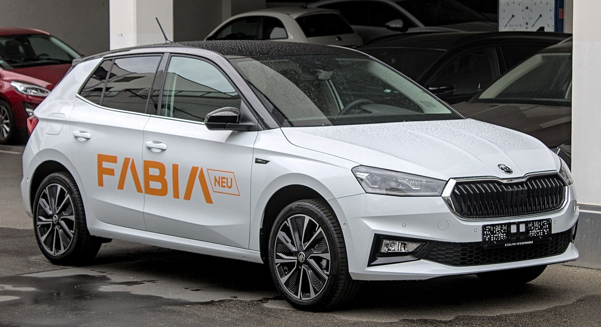 Škoda Fabia di quarta generazione bianca, vista di tre quarti anteriore