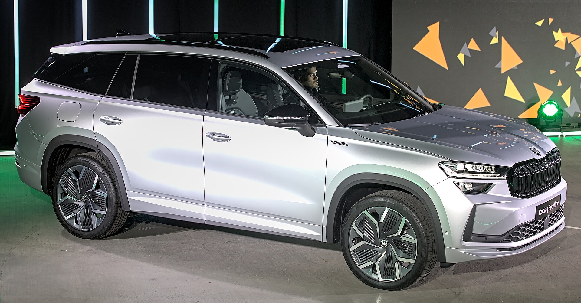 Škoda Kodiaq di seconda generazione di colore argento esposta a una fiera dell'auto