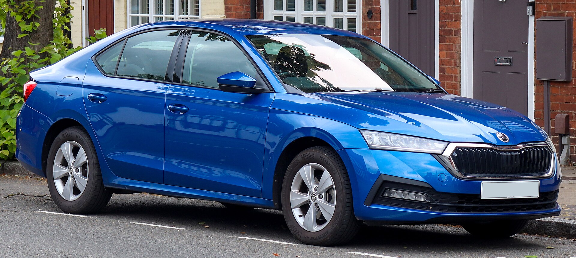 Škoda Octavia mild hybrid e-TEC vista di tre quarti anteriore