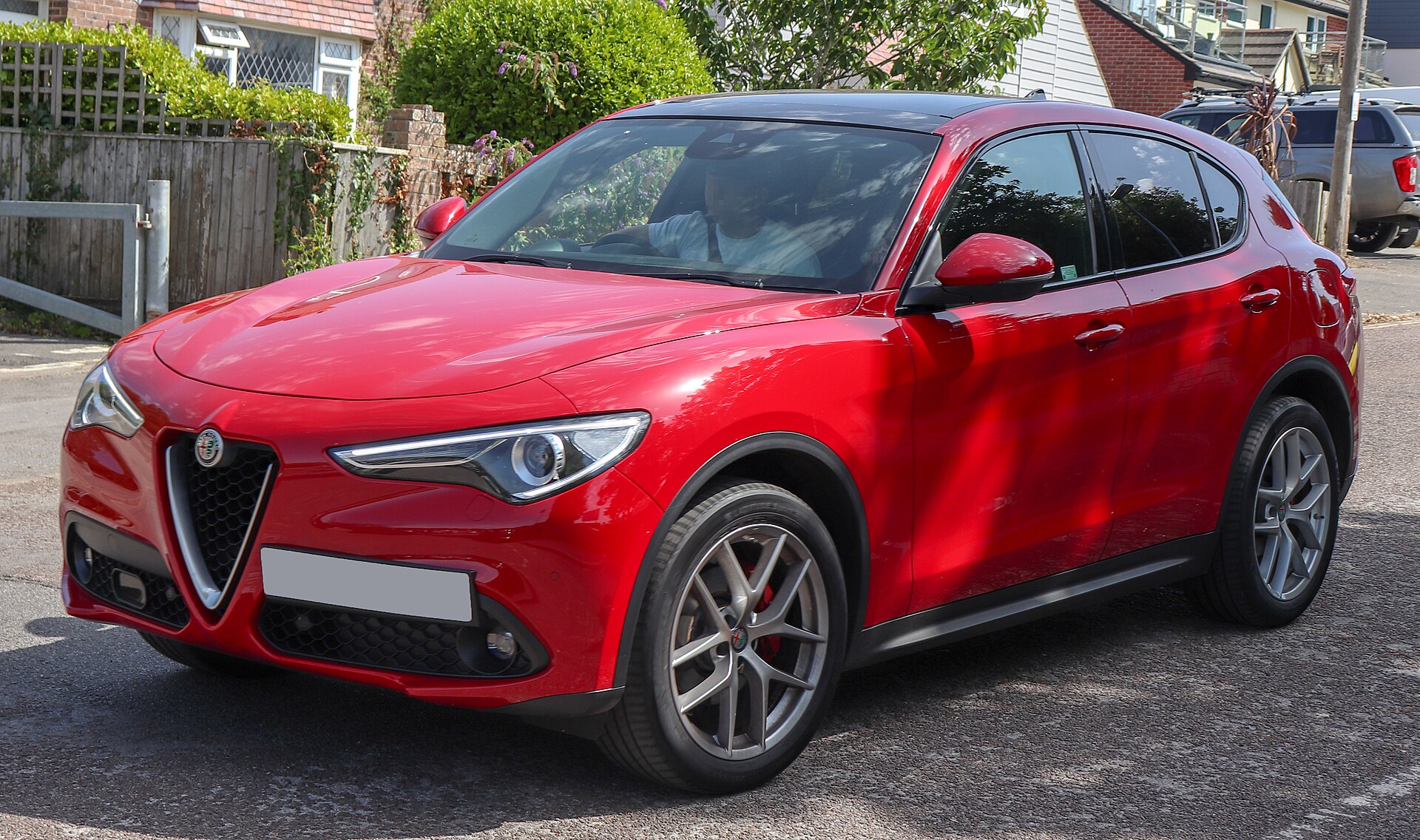 Alfa Romeo Stelvio rossa vista di tre quarti anteriore
