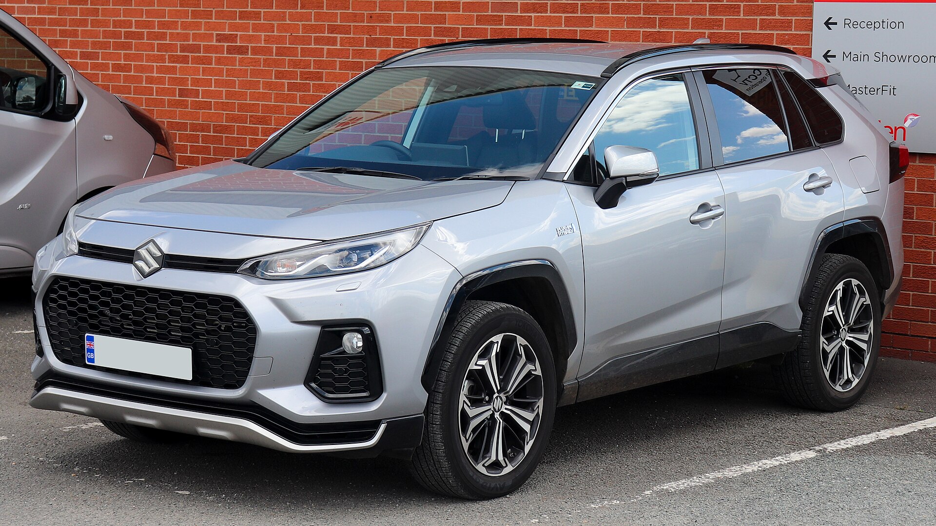 Suzuki Across, SUV plug-in hybrid, vista di tre quarti anteriore