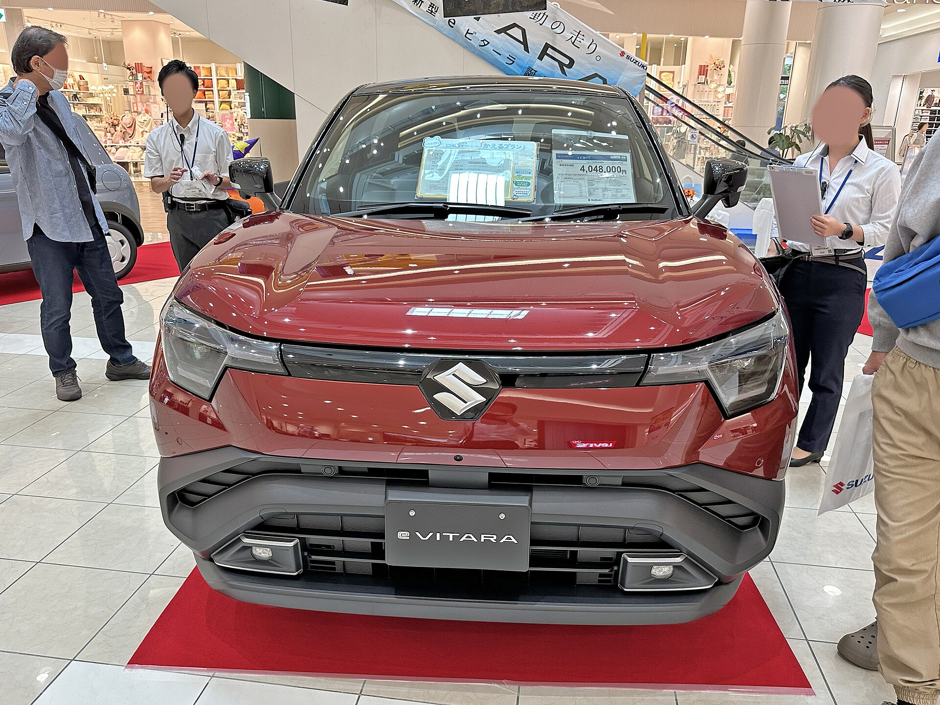 Suzuki e Vitara elettrica di colore rosso vista frontale