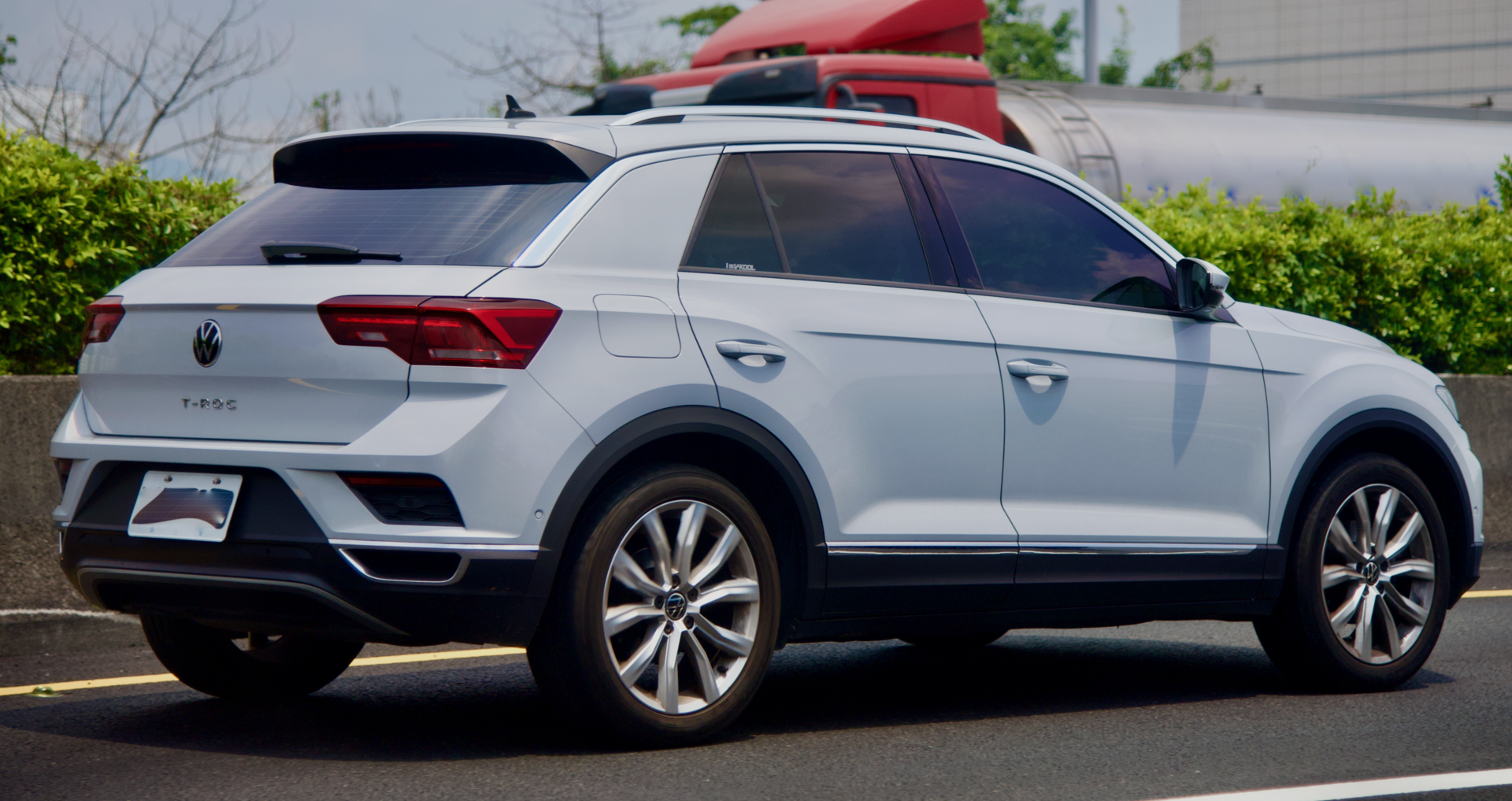 Volkswagen T-Roc bianca, SUV compatto, vista di tre quarti anteriore
