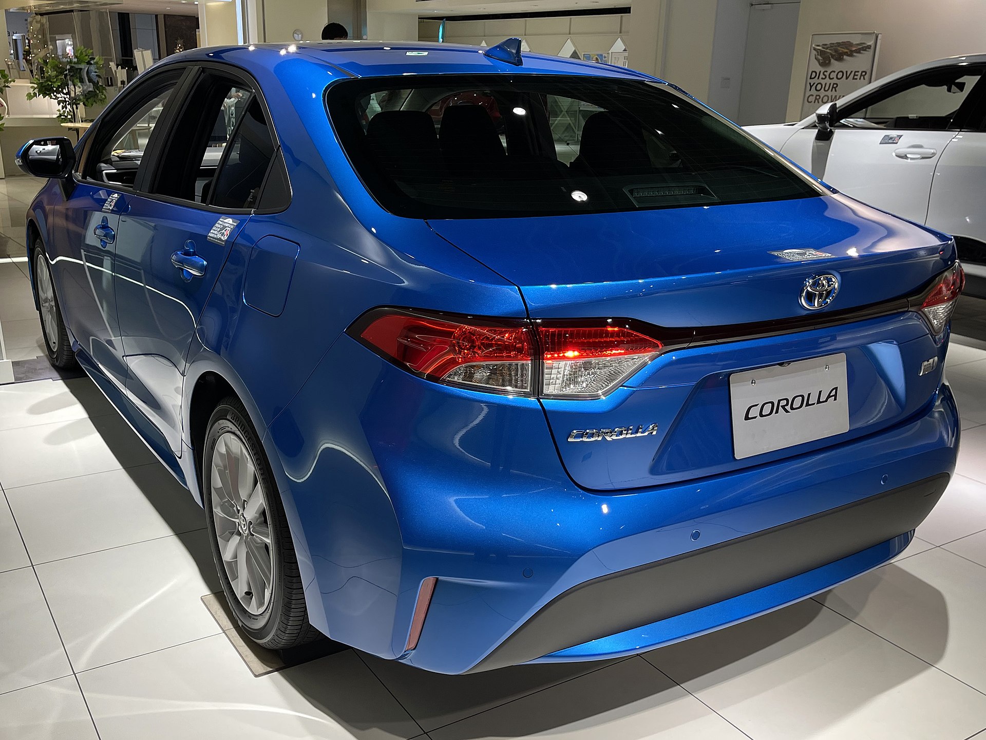 Toyota Corolla Hybrid berlina vista posteriore