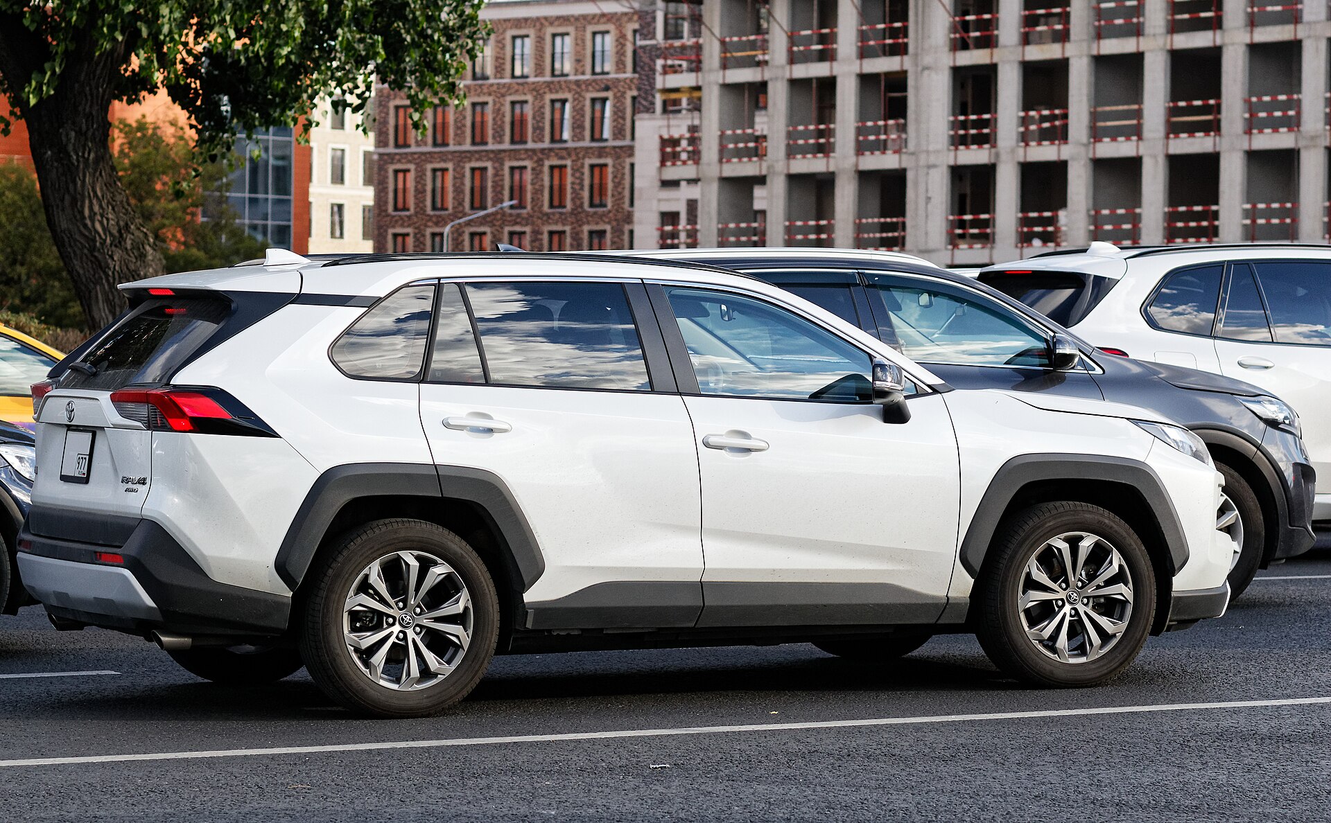 Toyota RAV4 bianca (generazione XA50) vista di tre quarti in strada