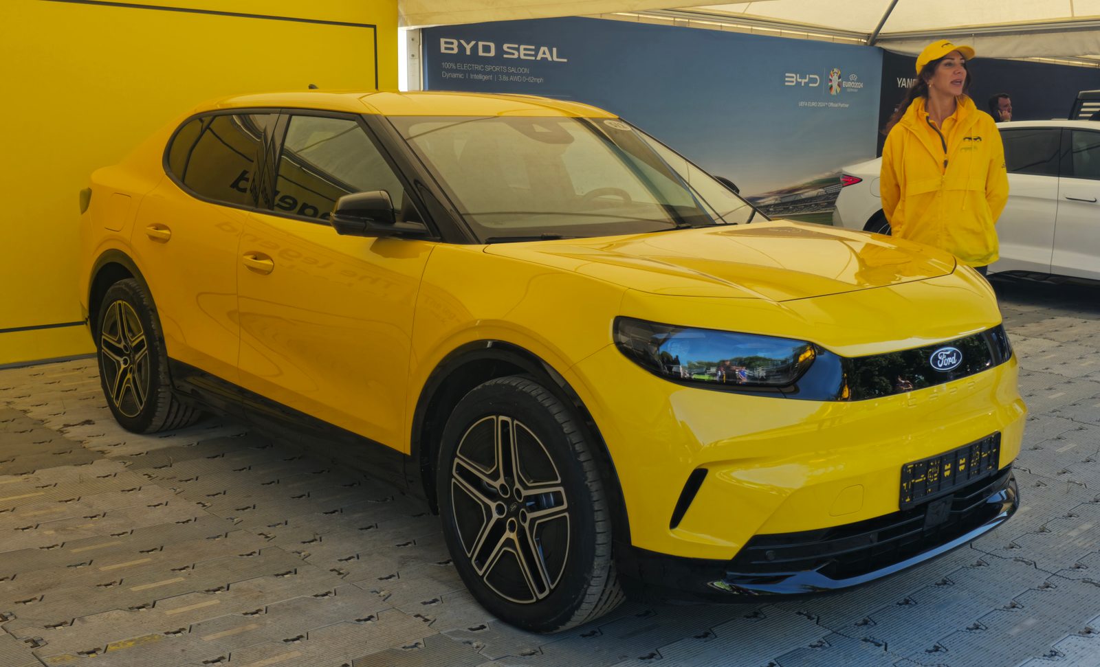 Ford Capri elettrica (2024) vista di tre quarti anteriore