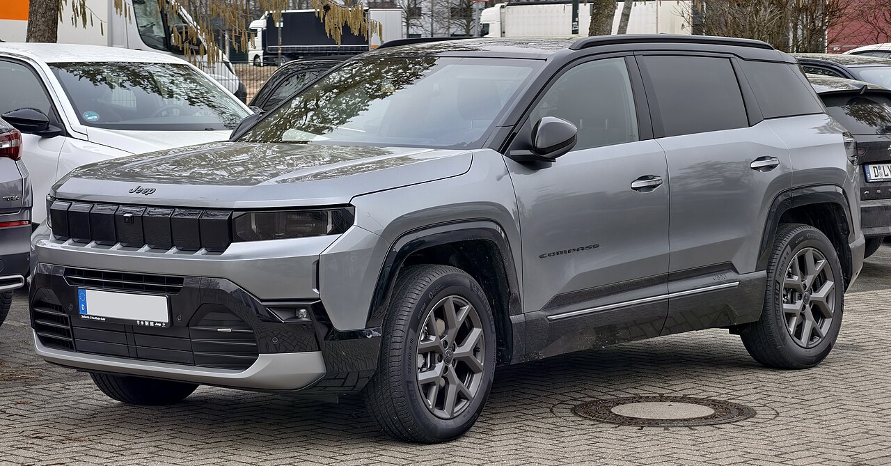 Jeep Compass di terza generazione, versione e-Hybrid, vista di tre quarti anteriore