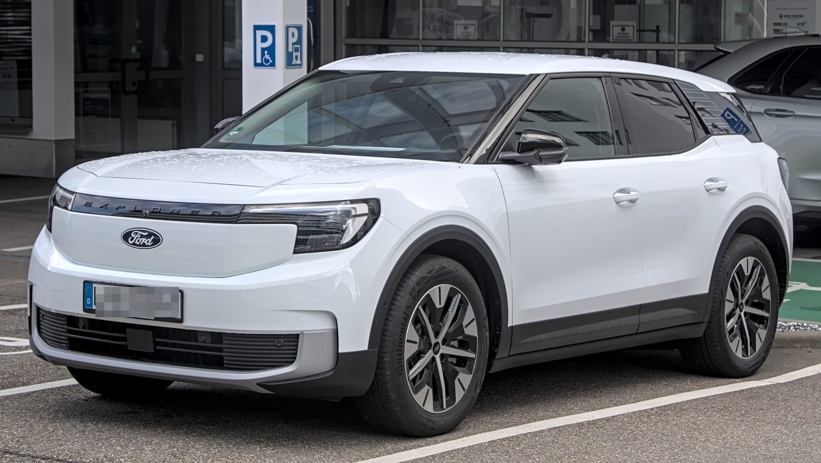 Ford Explorer elettrica bianca, vista di tre quarti anteriore