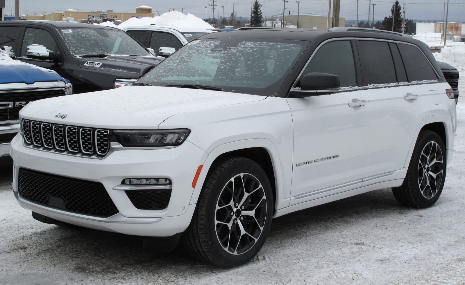 Jeep Grand Cherokee Summit Reserve di quinta generazione, bianca, vista di tre quarti anteriore sinistra