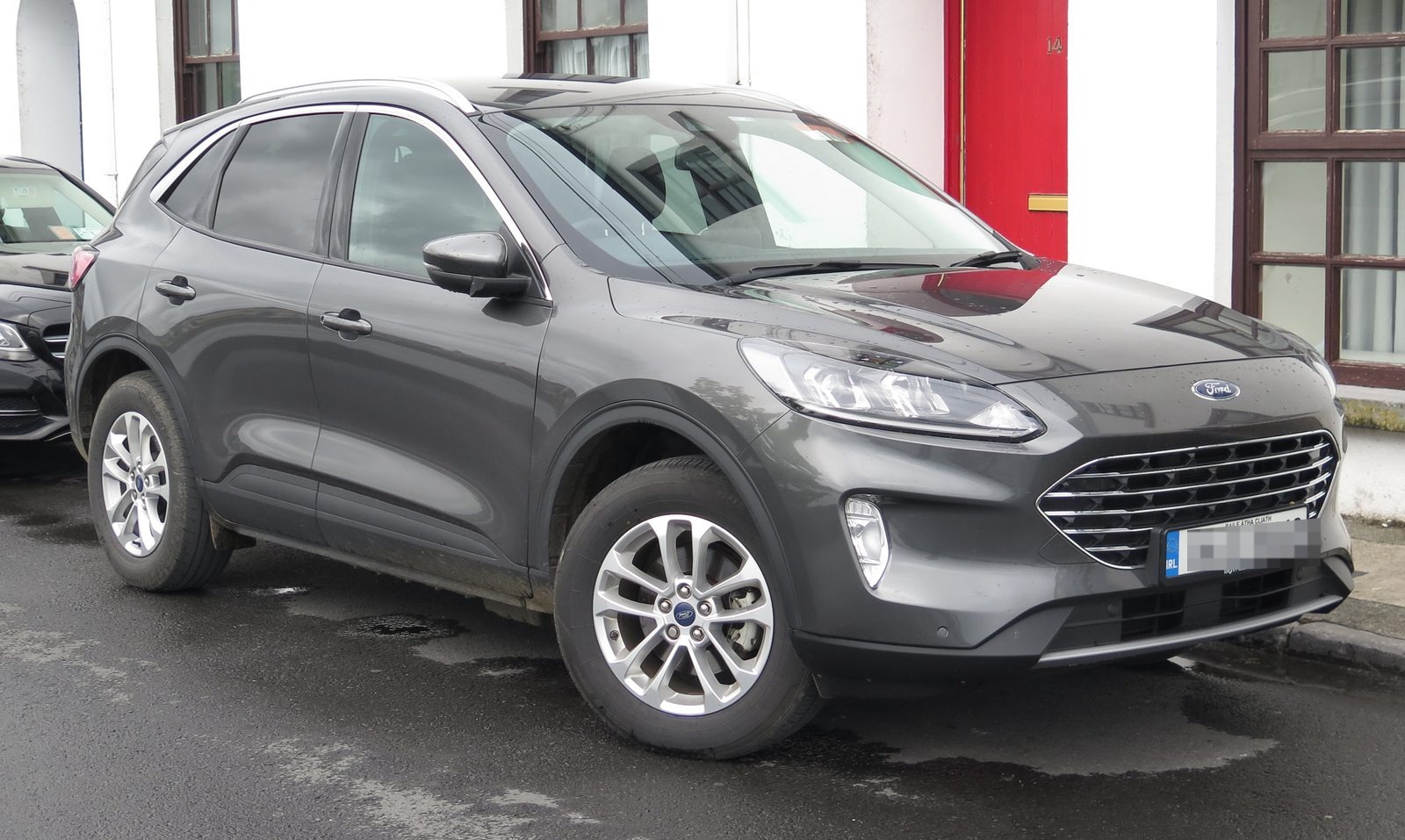 Ford Kuga grigio Magnetic, vista tre quarti anteriore destra