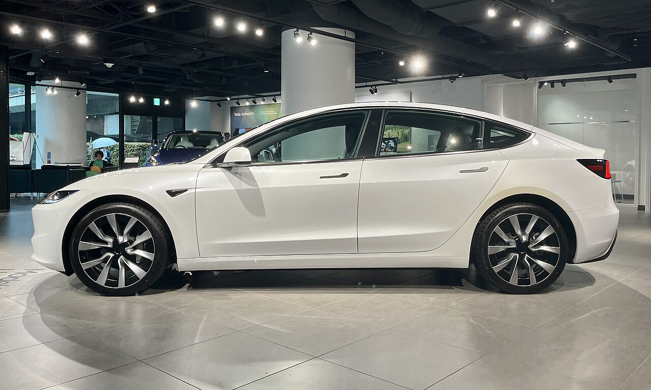 Tesla Model 3 Long Range, laterale
