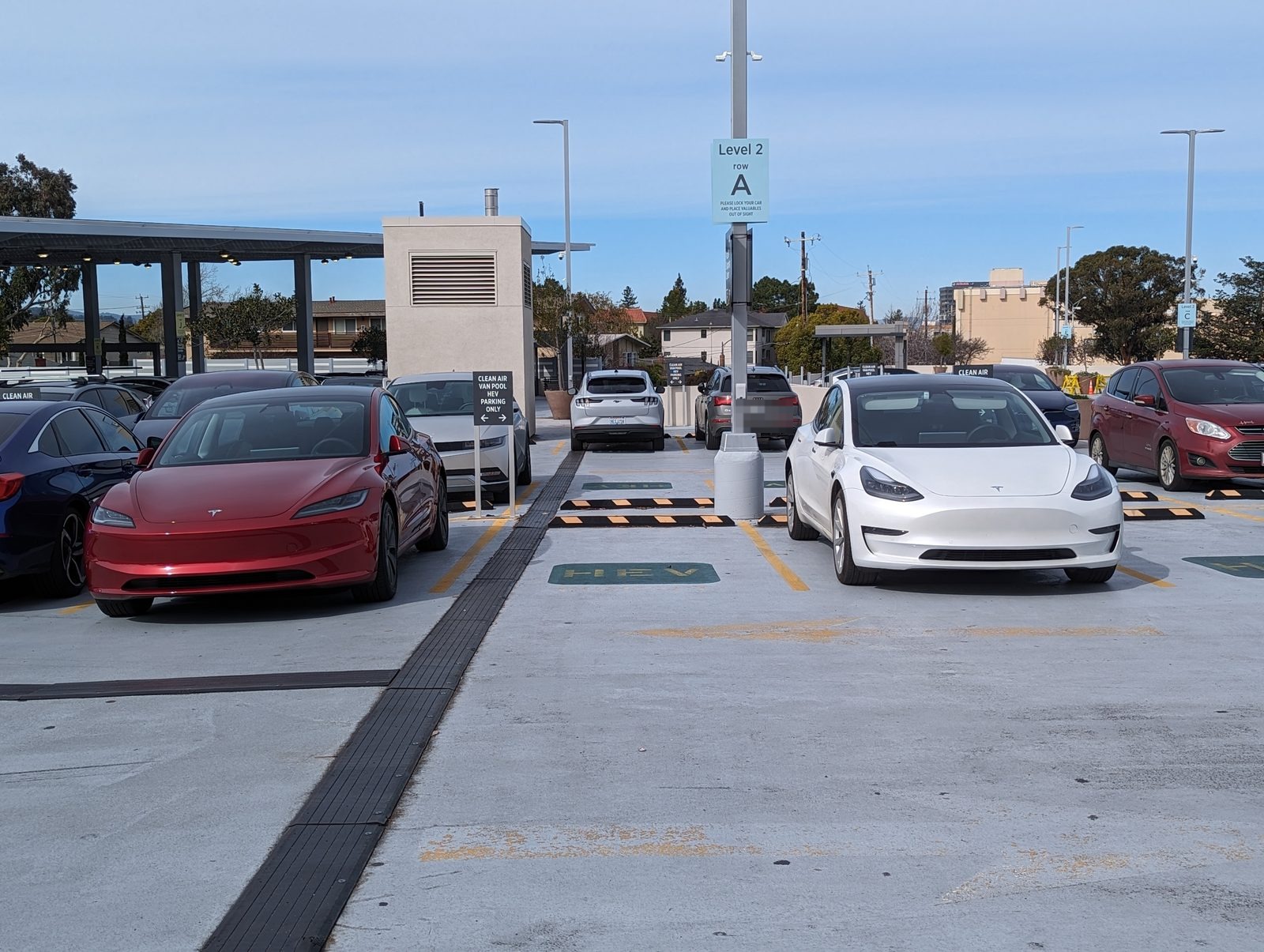 Tesla Model 3 di nuova generazione (aggiornamento Highland), vista esterna di tre quarti