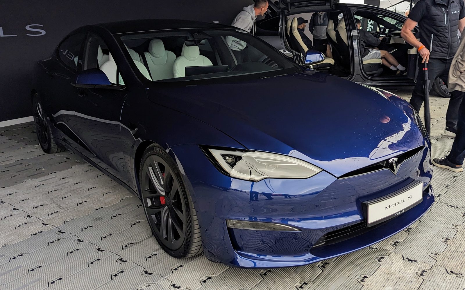 Tesla Model S Plaid grigia, vista di tre quarti anteriore