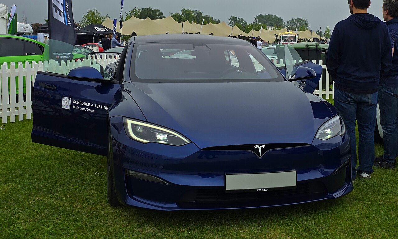 Tesla Model S, vista di tre quarti anteriore