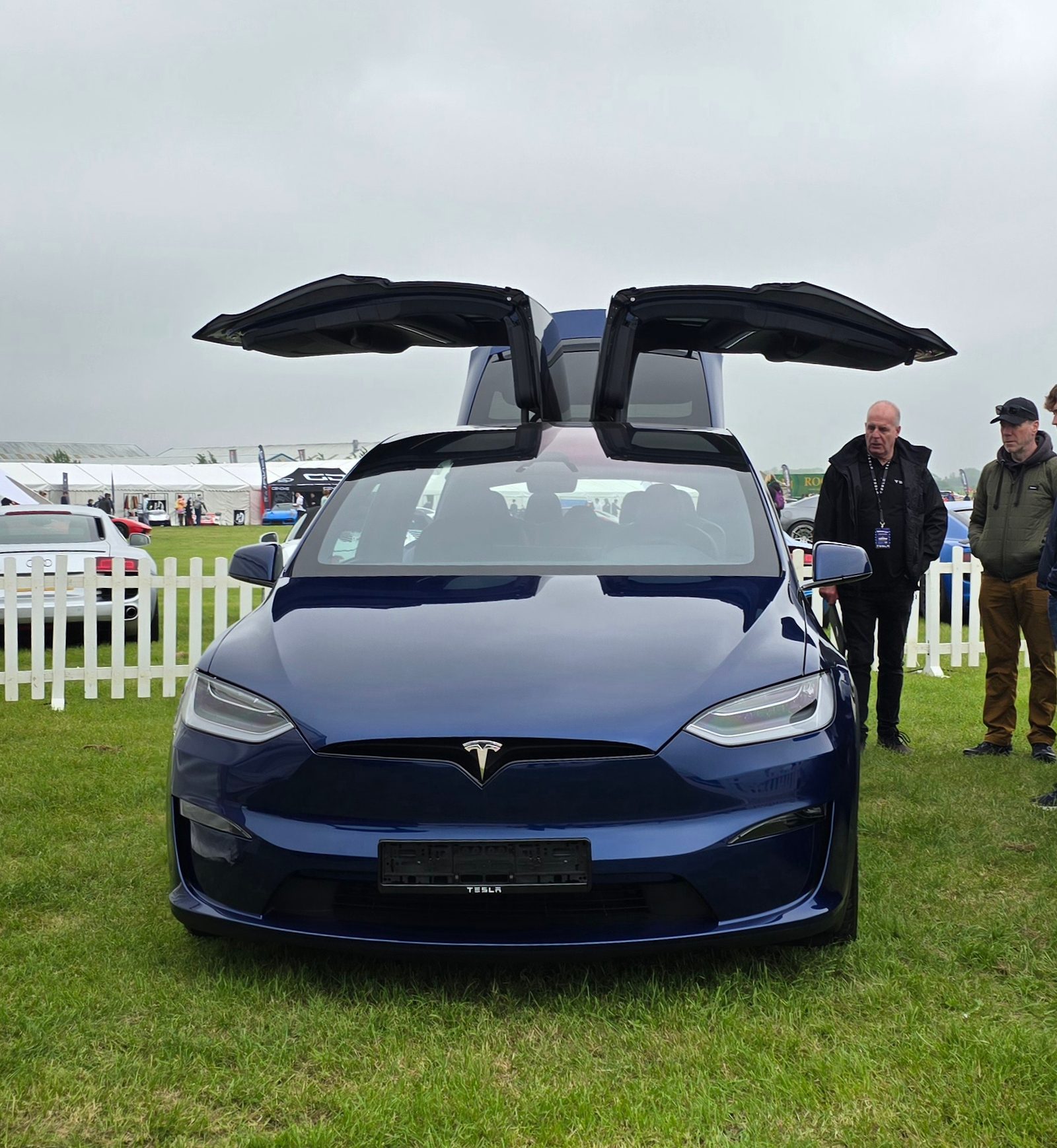Tesla Model X (2024), SUV elettrico visto dall'esterno