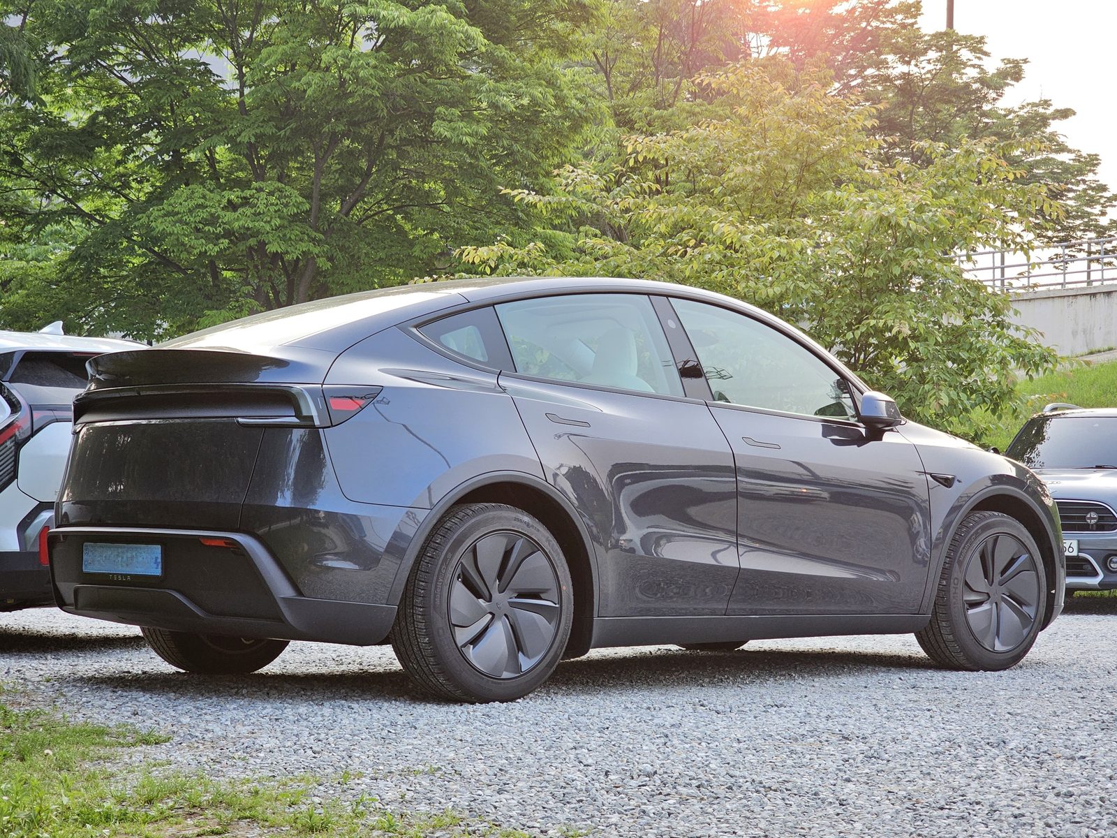 Tesla Model Y (progetto Juniper) in grigio Stealth Grey, vista di tre quarti anteriore