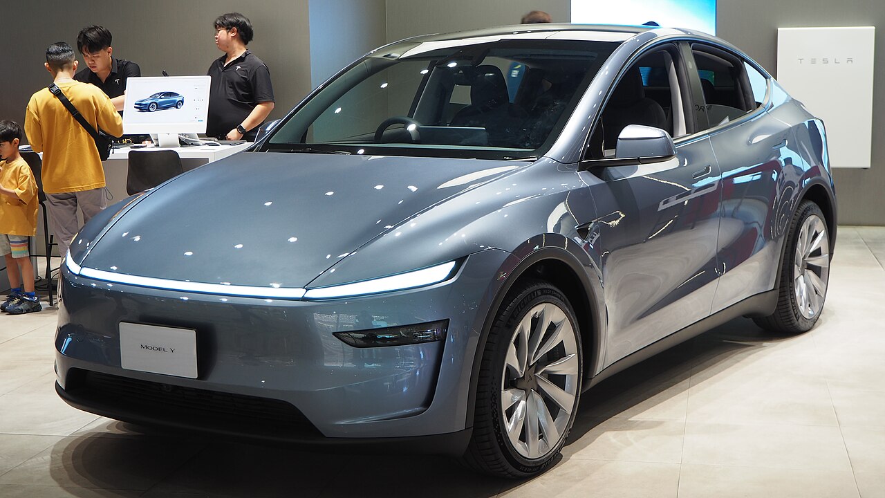 Tesla Model Y, vista di tre quarti anteriore