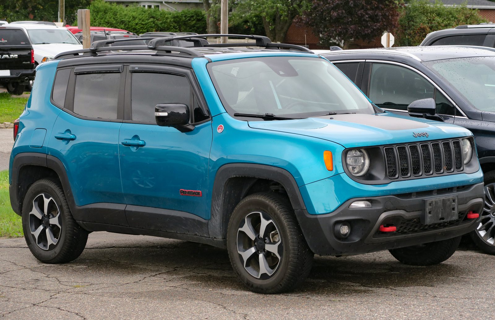 Jeep Renegade (versione facelift) vista di tre quarti anteriore destra, colore chiaro