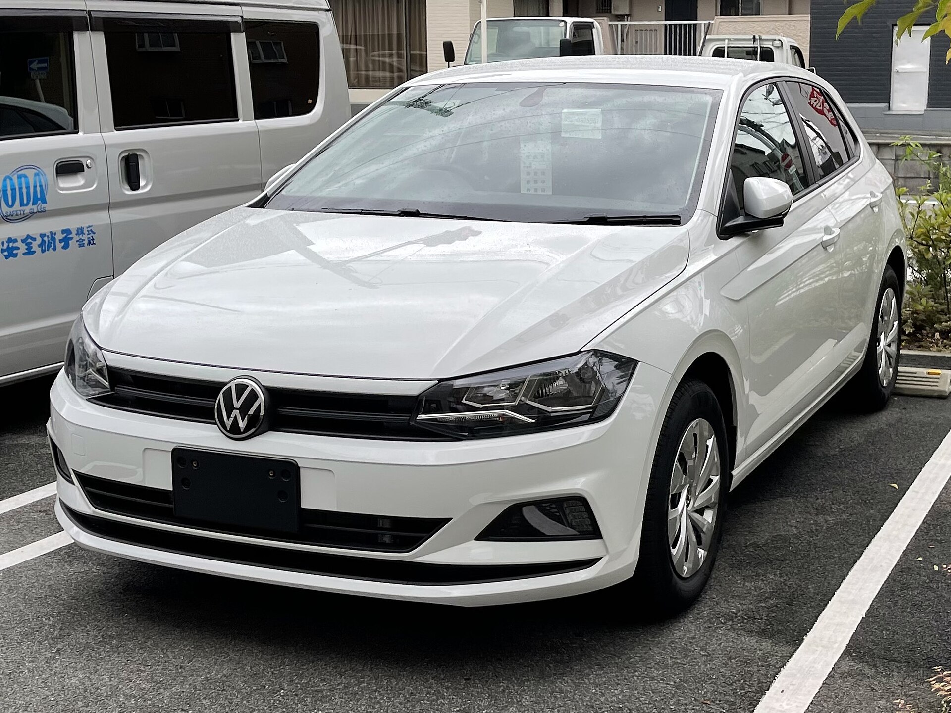 Volkswagen Polo TSI bianca vista frontale