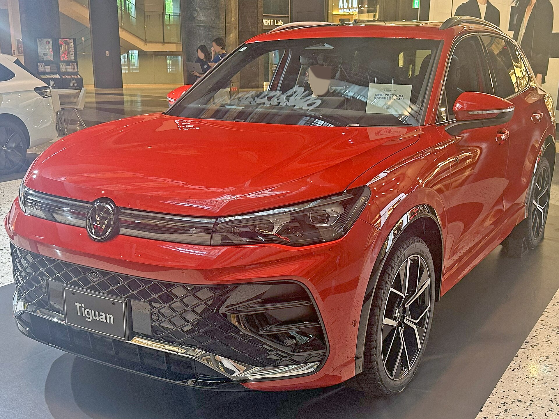 Volkswagen Tiguan eTSI R-Line di terza generazione vista frontale
