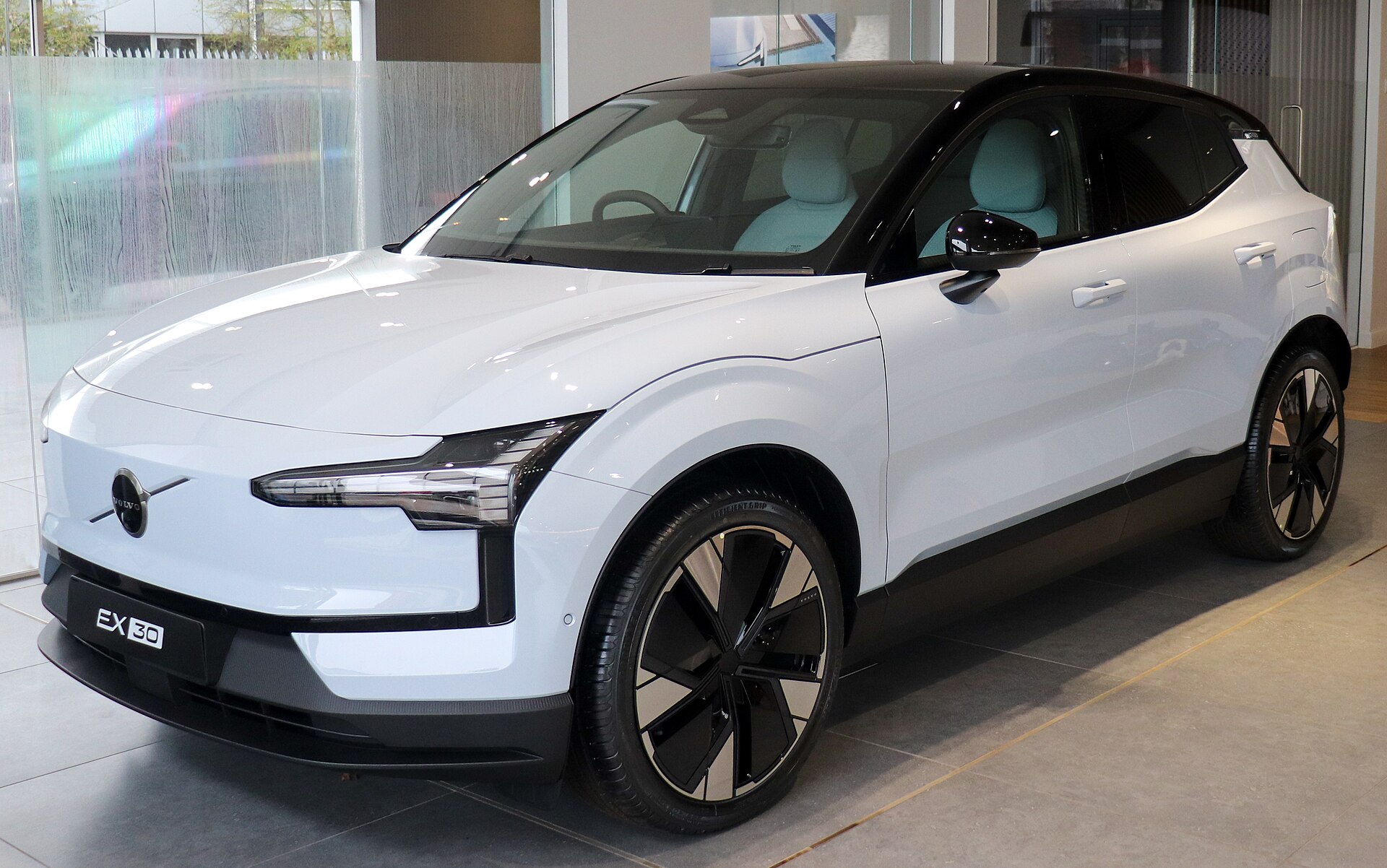 Volvo EX30, SUV compatto elettrico, vista di tre quarti anteriore