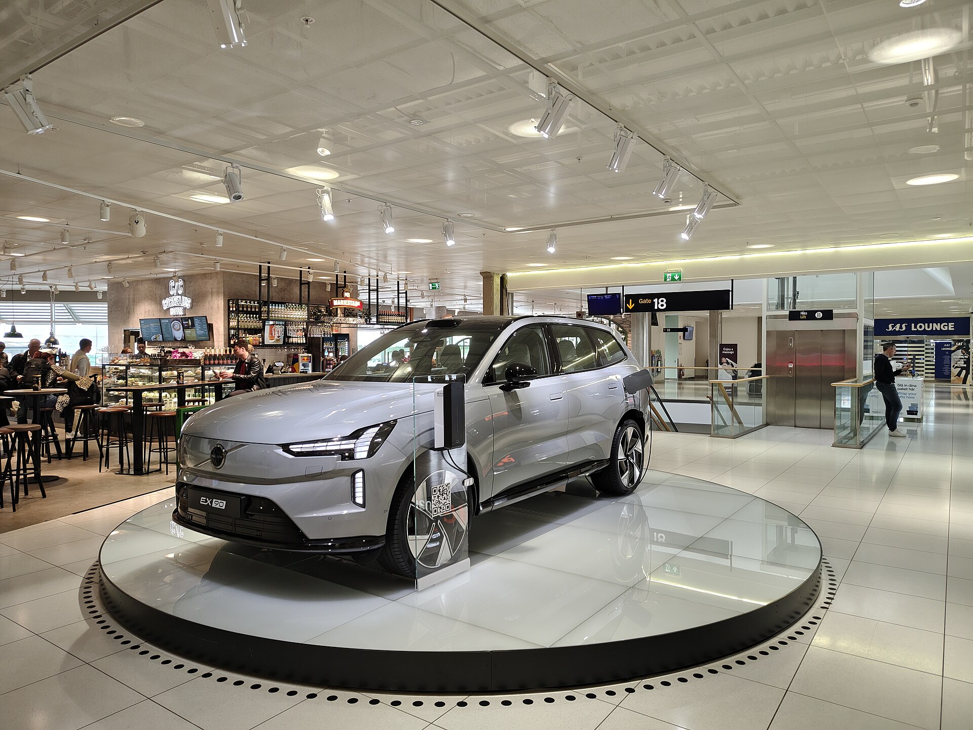 Volvo EX90, SUV elettrico, in esposizione all'aeroporto di Landvetter